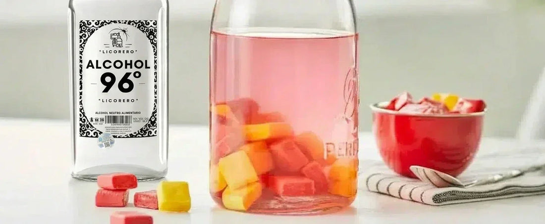 Licor dulce de cereza y caramelos elaborado con alcohol neutro de 96 grados y frutas frescas en bol.