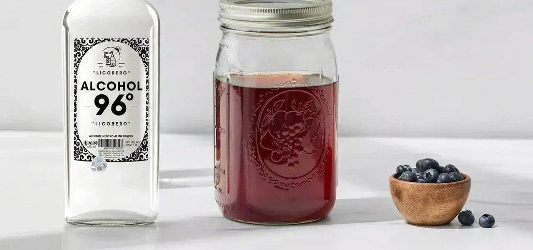 Maceración de licor de té Earl Grey con arándanos frescos y alcohol de 96 grados de alta pureza.