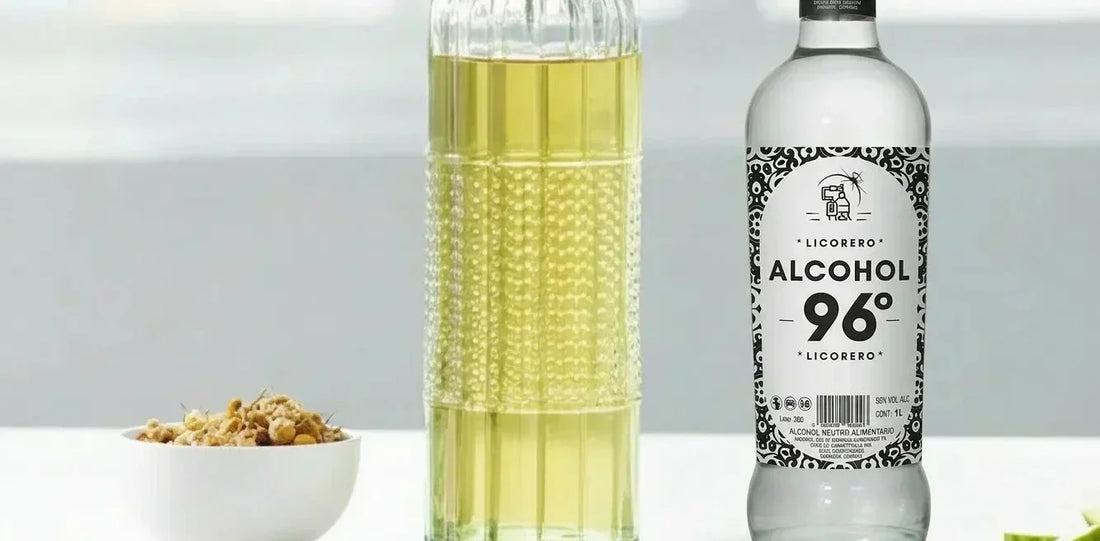 Licor refrescante de pepino y manzanilla elaborado con alcohol alimentario certificado y botánicos frescos.