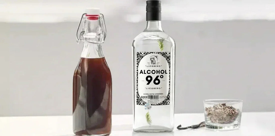 Licor de hibisco de color rojizo intenso macerado con alcohol etílico 96º LICORERO y flores secas.