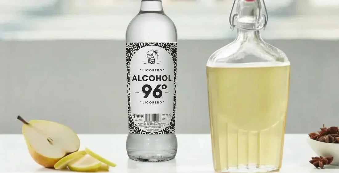 Combinación artesanal de anís estrellado y pera anjou macerada con alcohol para licores de 96º.