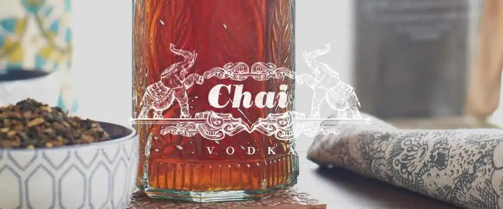 Preparación de licor de té Chai especiado con base de alcohol puro 96 grados y mezcla de hierbas tradicionales.