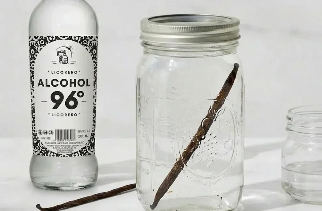 Botella de alcohol neutro LICORERO 96 con vainas de vainilla para elaborar vodka artesanal.