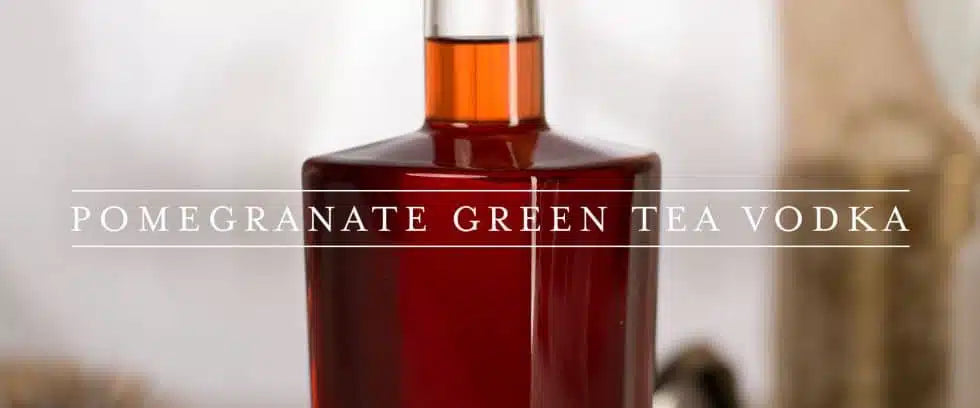 Licor artesanal de té verde y granada macerado con alcohol etílico de origen cereal para un acabado suave