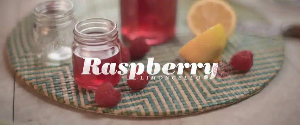 Receta de limoncello de frambuesa artesanal macerado con alcohol puro de 96º y frambuesas frescas.