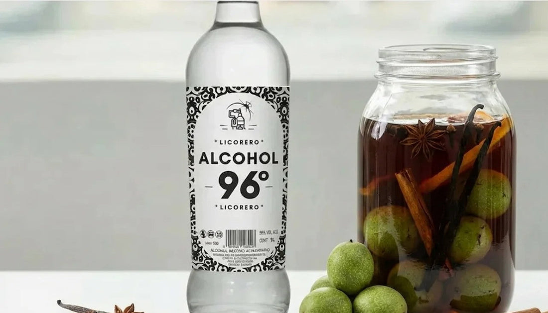 Frasco de ratafia artesanal macerando con nueces verdes, canela y hierbas aromáticas.