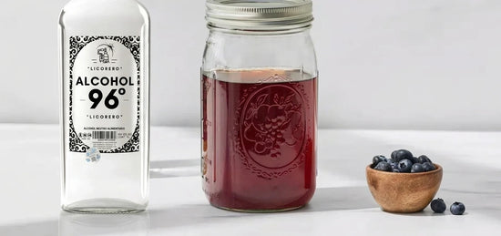 Combinación de té Earl Grey y arándanos frescos macerando en alcohol etílico de 96 grados para un licor gourmet.