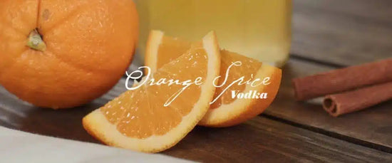 Preparación de licor de naranja artesanal con especias y canela usando alcohol etílico de 96 grados.