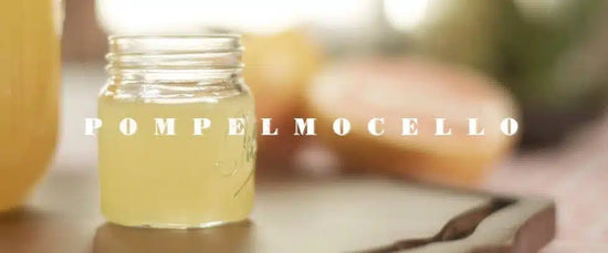 Elaboración de pompelmocello con piel de pomelo rosa y alcohol alimentario de alta pureza.