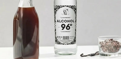 Preparación de licor de chocolate intenso con nibs de cacao macerados en alcohol neutro grado alimentario.