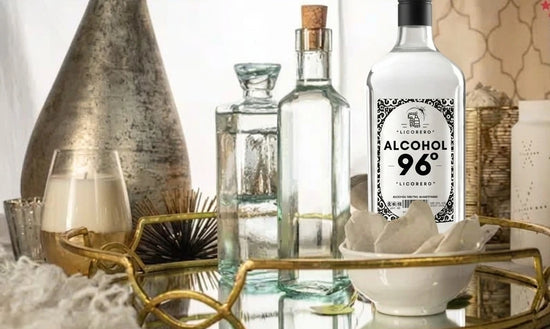 Botella de alcohol para licores y tetera con té verde para elaboración de licor artesanal fino.