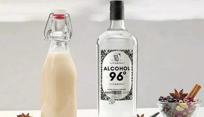 Botella de licor de crema suave tipo crema de orujo con canela y vainilla.
