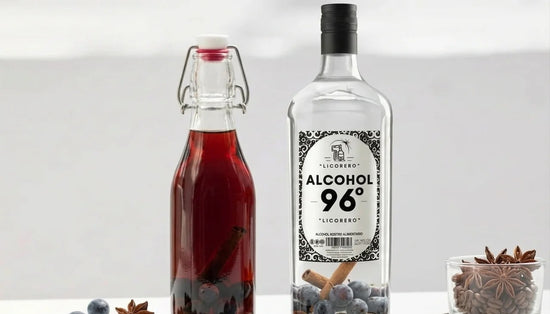 Botella de pacharán artesanal de color intenso con endrinas y granos de café.