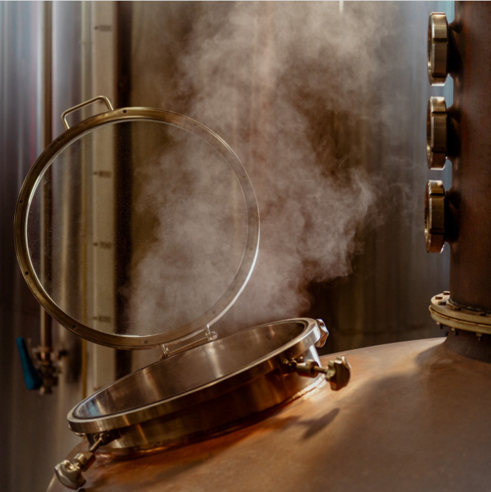 Interior de una destilería profesional con vapor de destilación para producir alcohol etílico de alta pureza 96 grados.