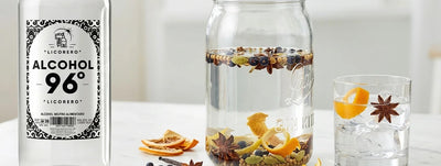 Kit de elaboración de ginebra artesanal con bayas de enebro, cardamomo y cítricos.