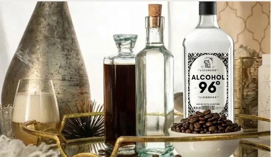 Granos de café tostado y botellas de licor de café artesanal oscuro hecho con LICORERO 96.